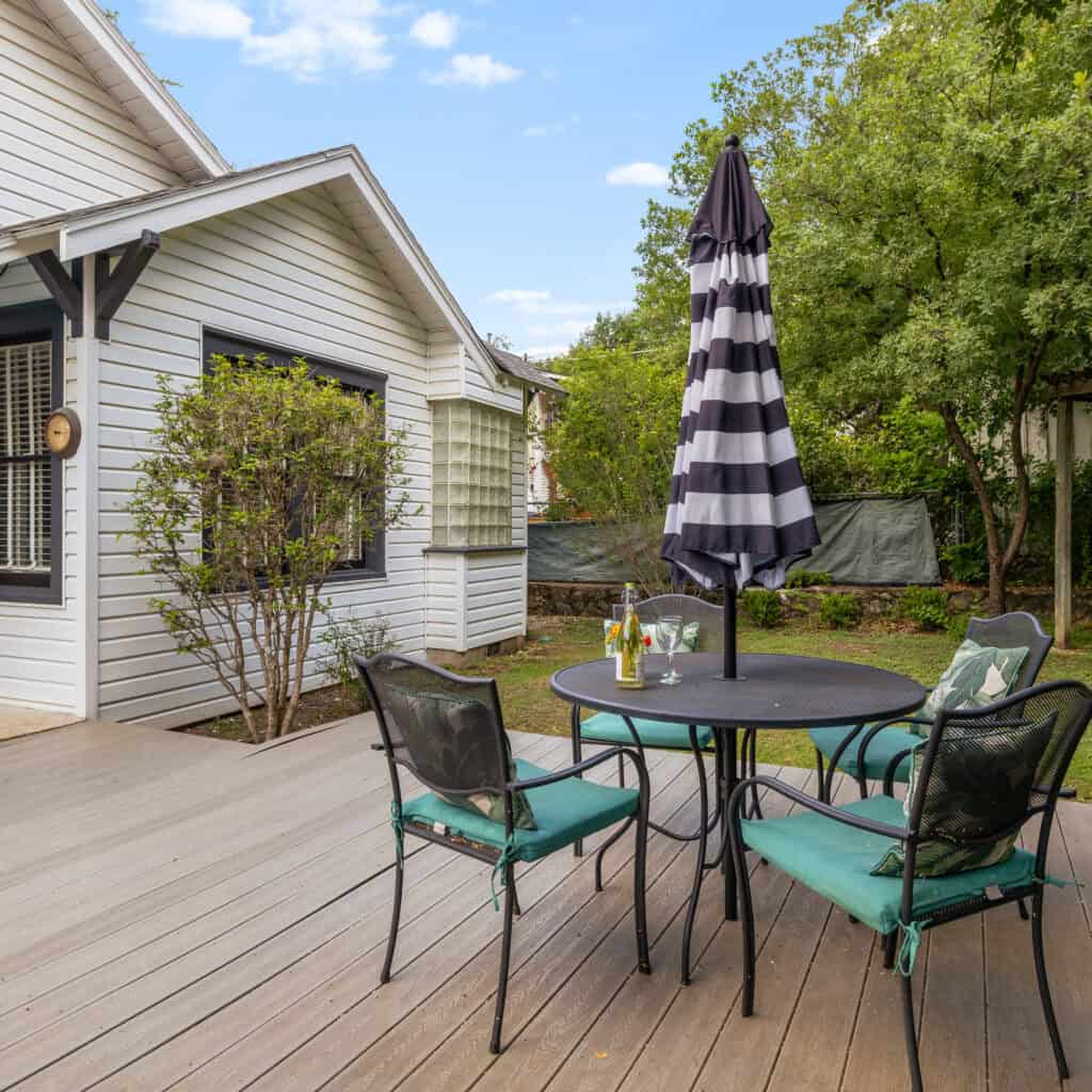 Home Private patio with umbrella and dining table at SoCo Cottage